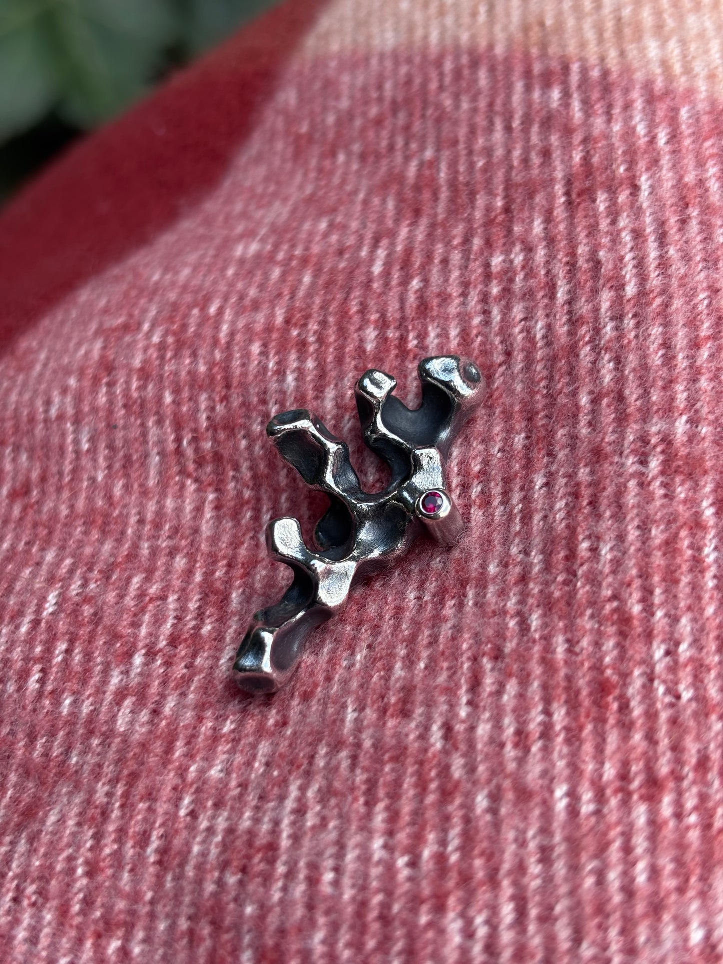 Broșă din argint „Esența Golului” cu Cubic Zirconia Rubin