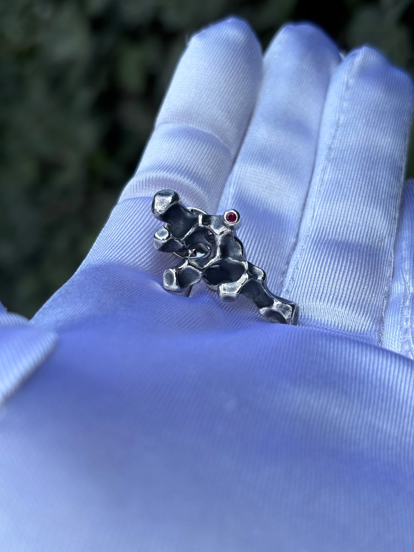 Broșă din argint „Esența Golului” cu Cubic Zirconia Rubin