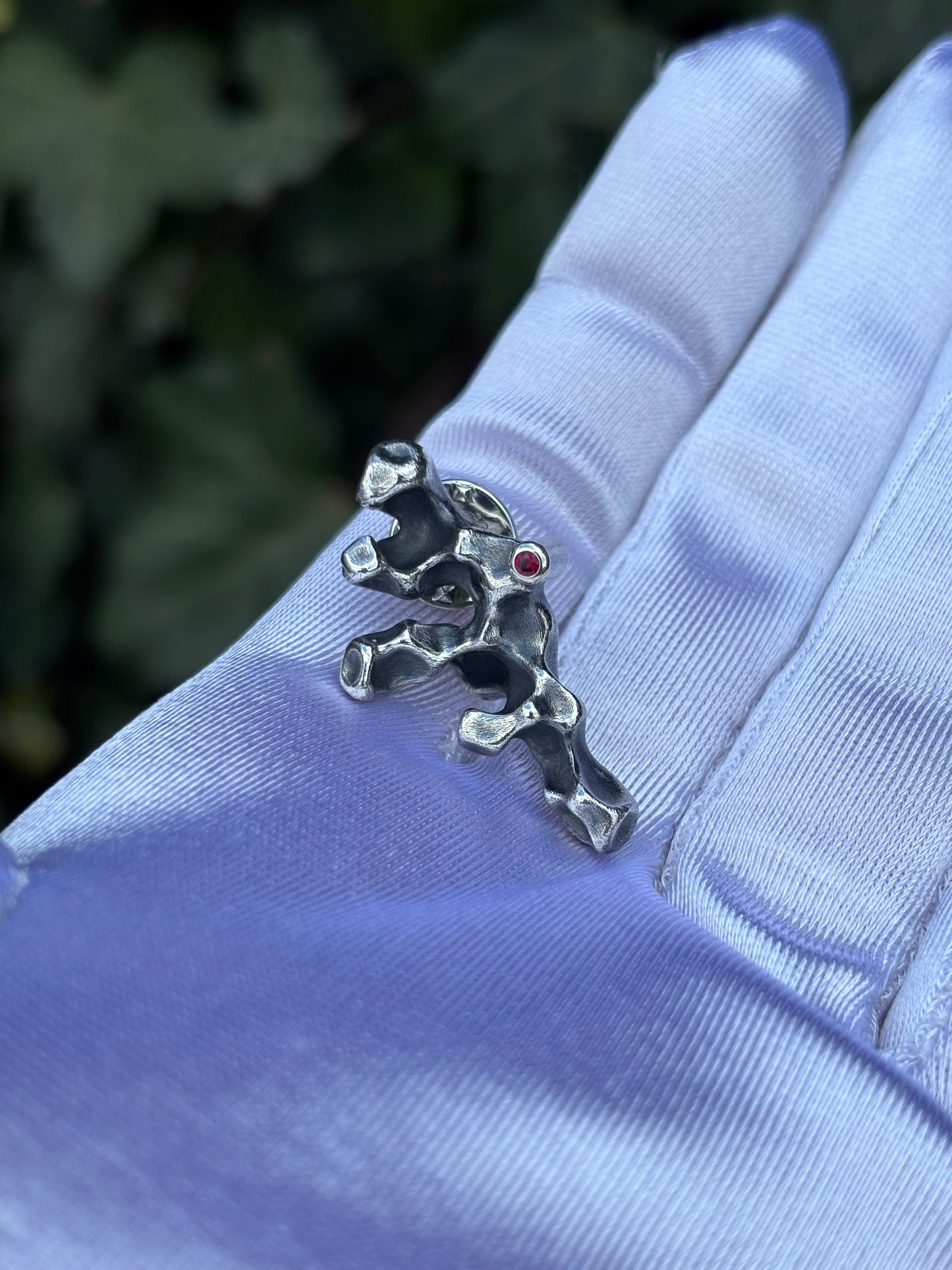 Broșă din argint „Esența Golului” cu Cubic Zirconia Rubin