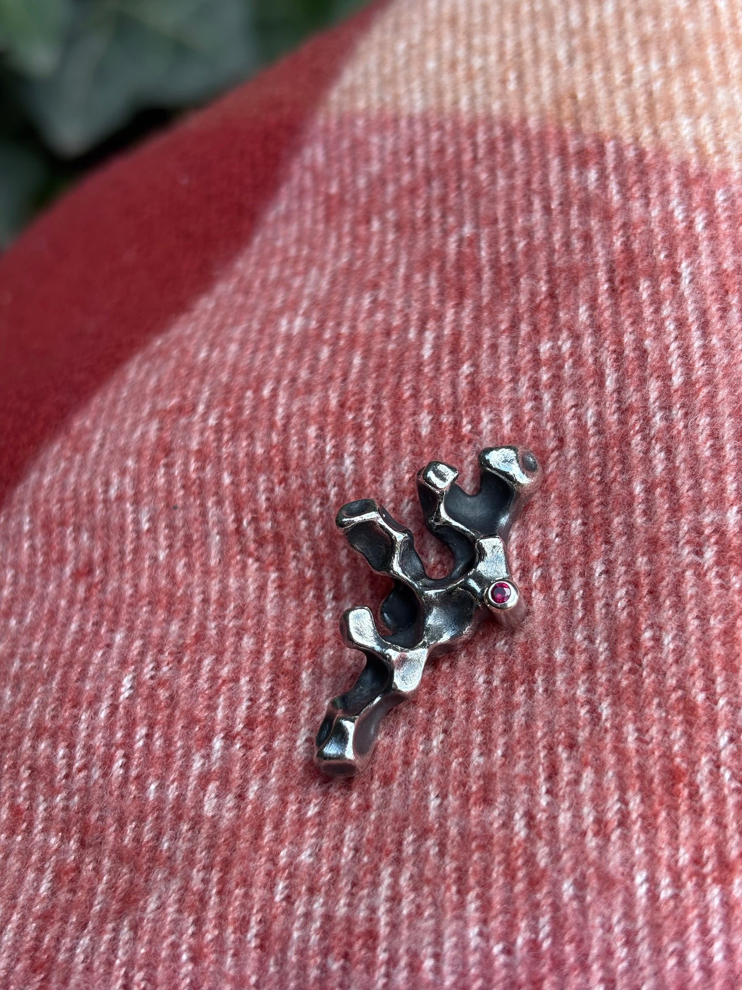 Broșă din argint „Esența Golului” cu Cubic Zirconia Rubin