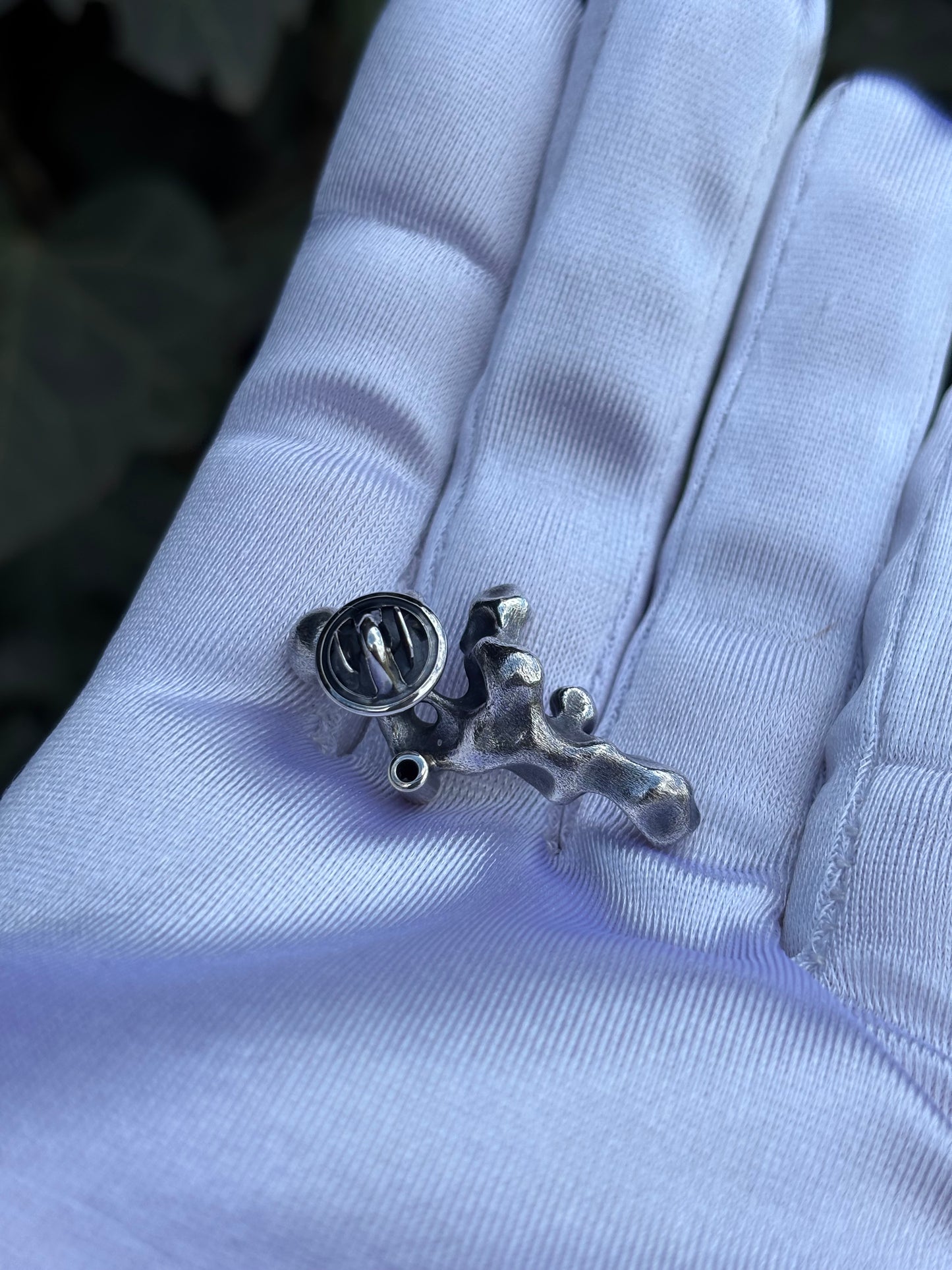 Broșă din argint „Esența Golului” cu Cubic Zirconia Rubin