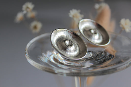 Cercei contemporani din argint cu textură radială.