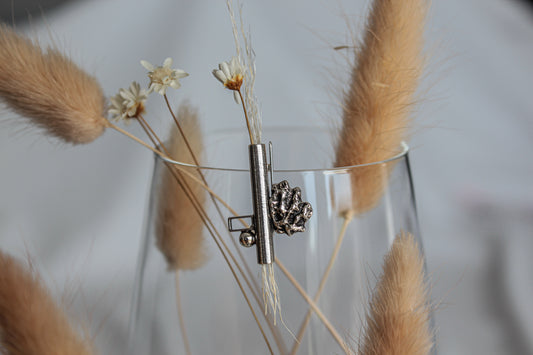 Broșă contemporană cu sâmbure de piersică și suport de floare