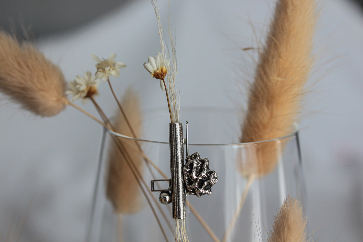 Broșă contemporană cu sâmbure de piersică și suport de floare